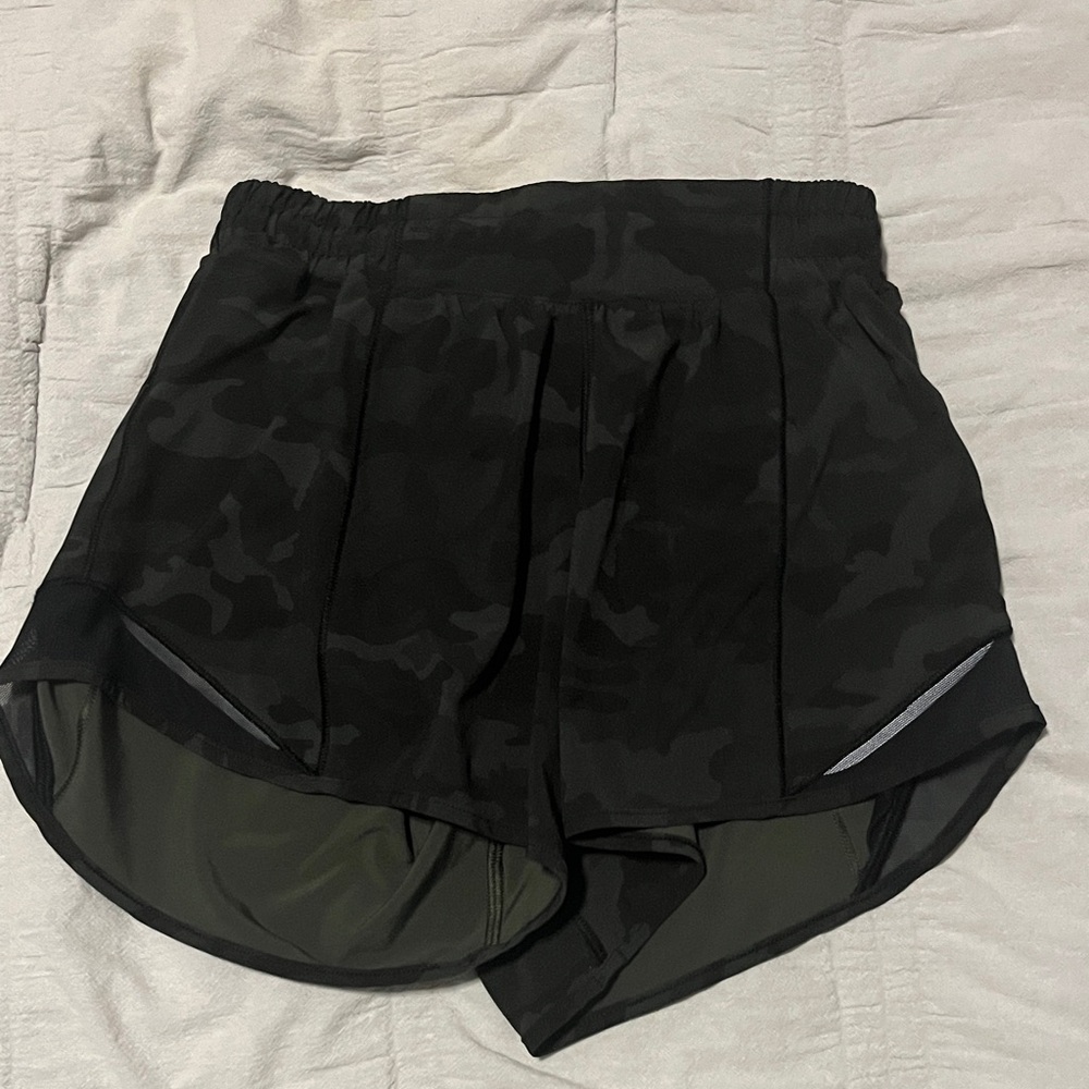 Lululemon hotty hot 4” shorts green camo size 4